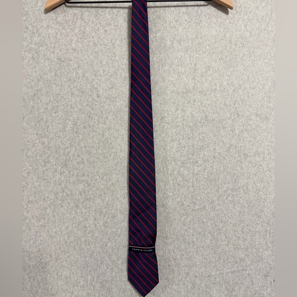 Tommy Hilfiger Men's Tie with Navy and Red Stripes - Picture 2 of 5
